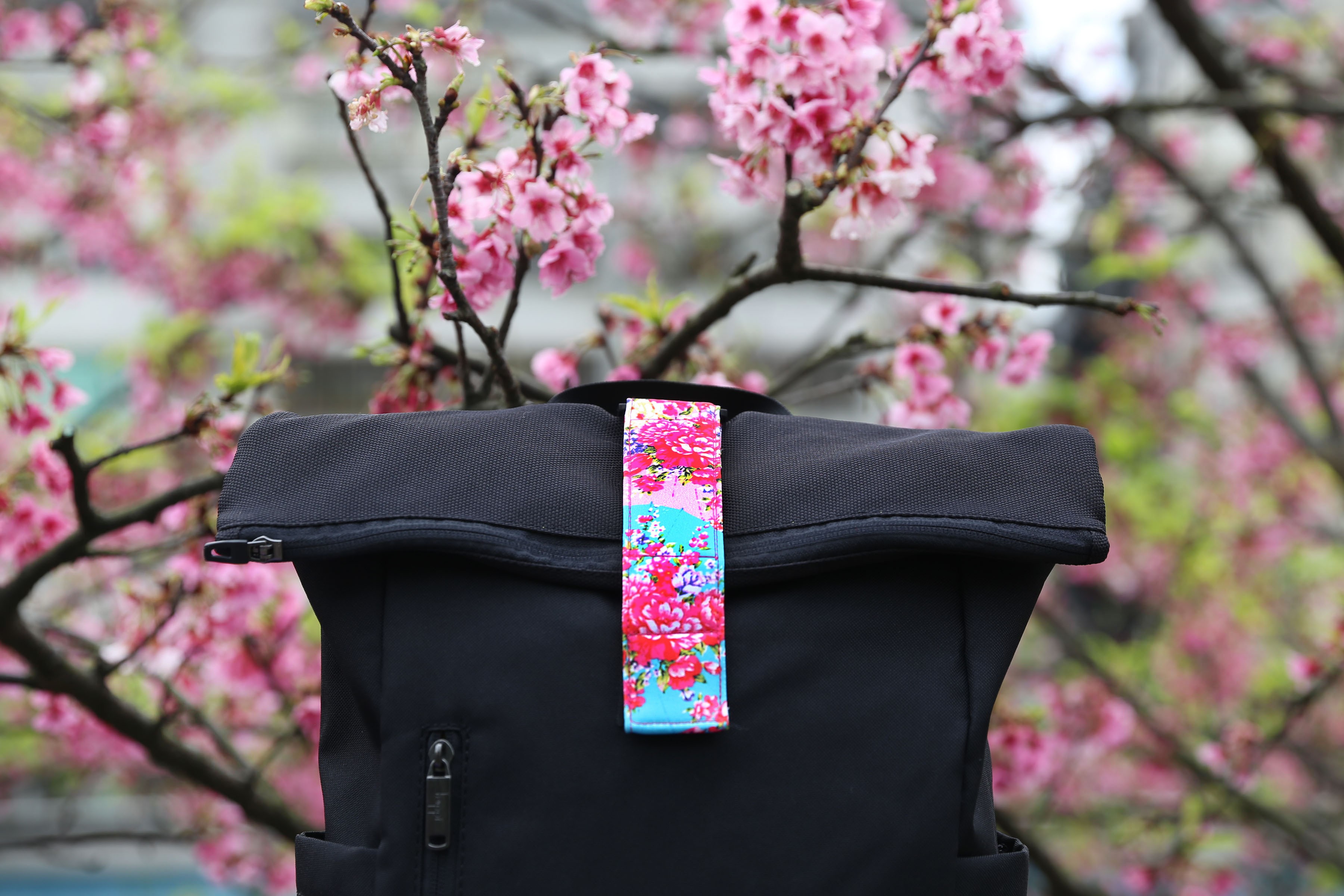 花布黏扣帶，美角獨家設計，觸感細膩、色澤鮮明，讓包包擁有春天的美好氣息