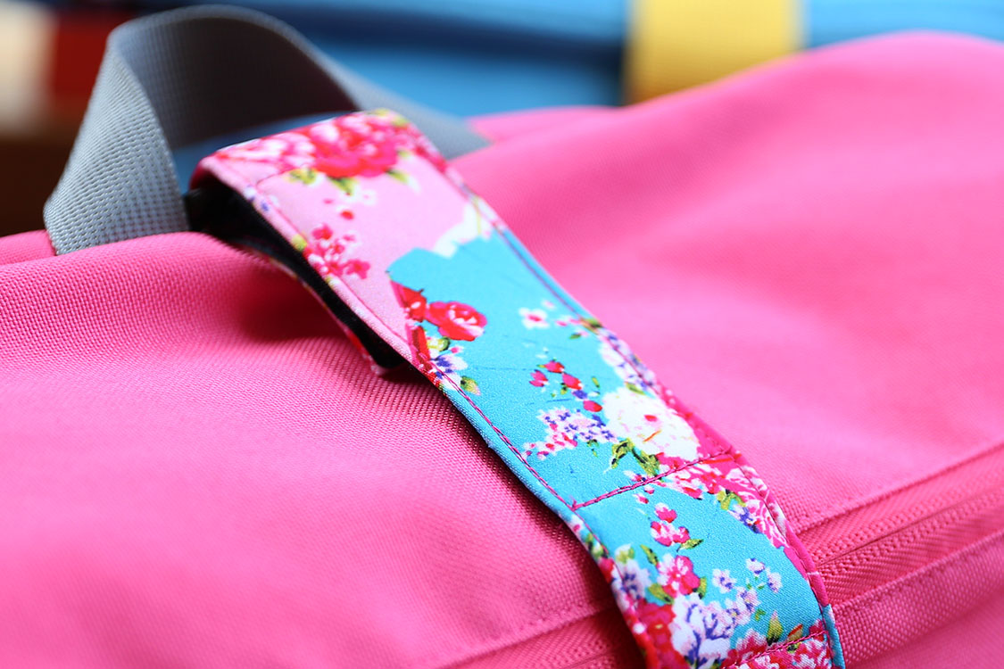 花布黏扣帶，美角獨家設計，觸感細膩、色澤鮮明，讓包包擁有春天的美好氣息